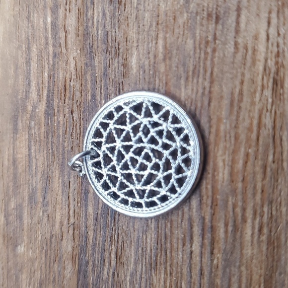 Sunburst lace pendant - Picture 1 of 2